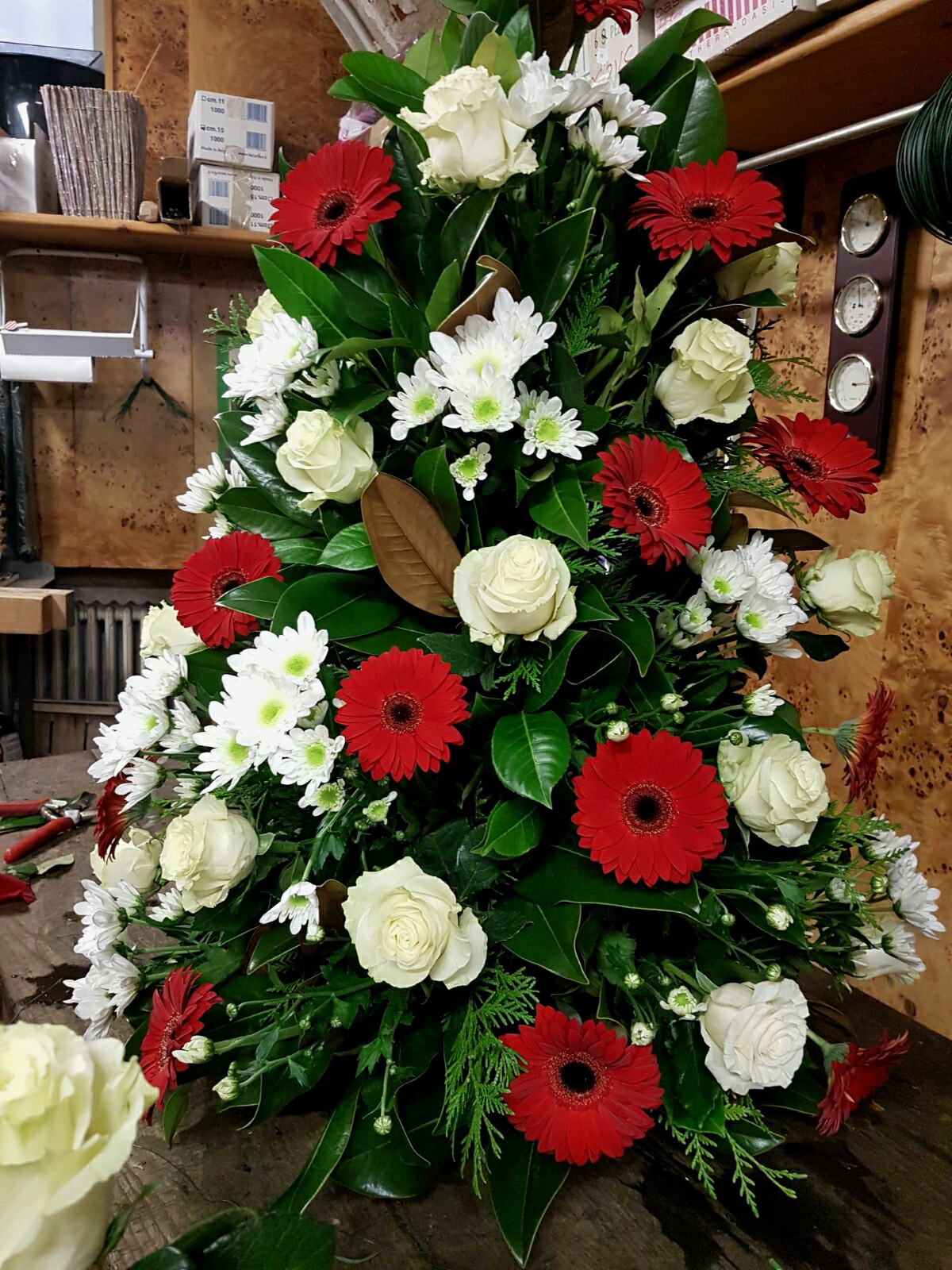 06 Allestimento Matrimonio Composizione Piramide Det Rose e Gerbere Rosse e Bianche Fioreria Bruseghini Besenello Trento